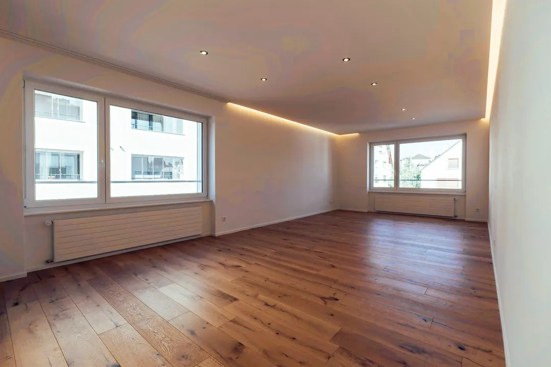 Renoviertes Wohnzimmer mit indirekter Deckenbeleuchtung