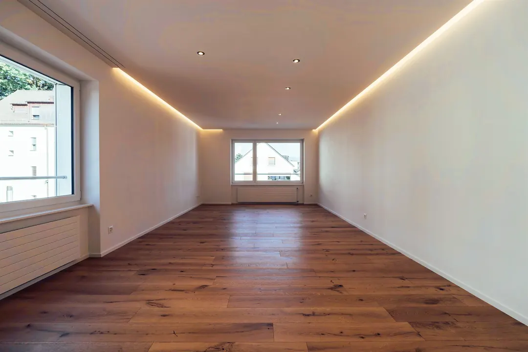 Wohnzimmer in Zentralperspektive mit LED-Lichtvouten