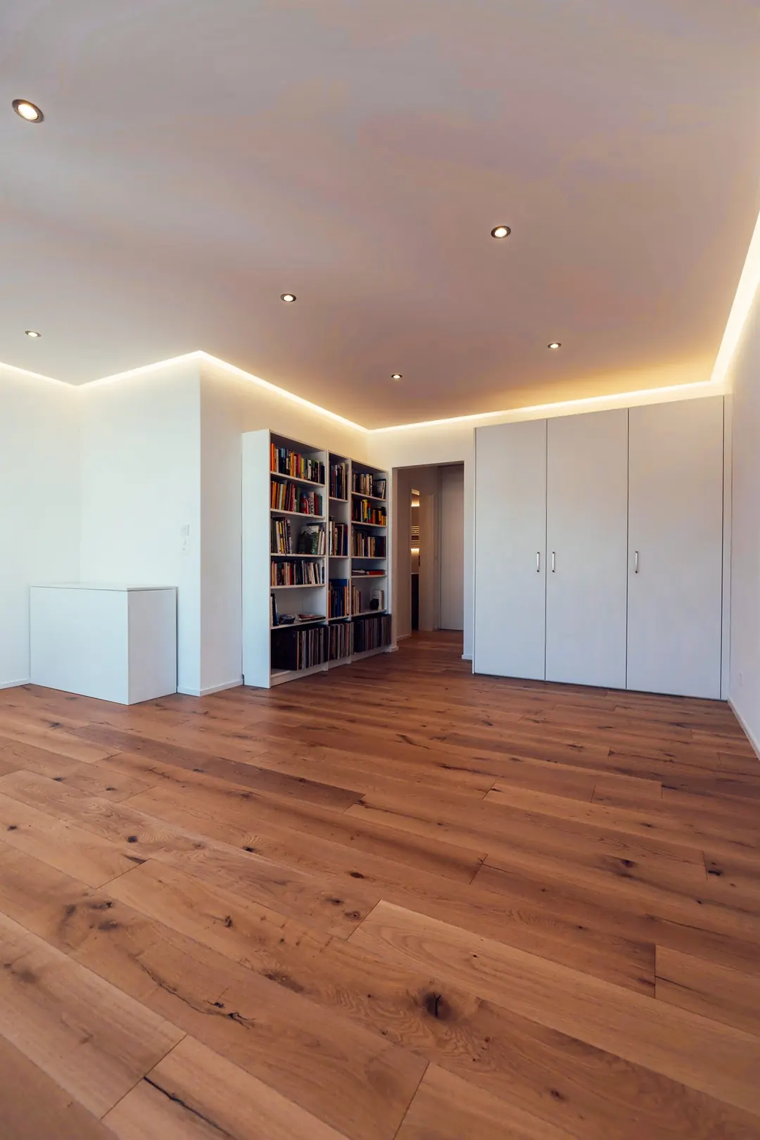 Wohnzimmer mit Einbauschränken, Hochformat