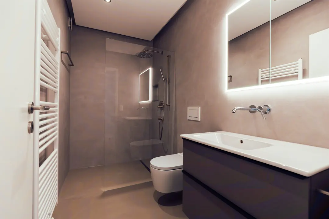 Modernes Bad mit Walk-in-Dusche in Betonoptik