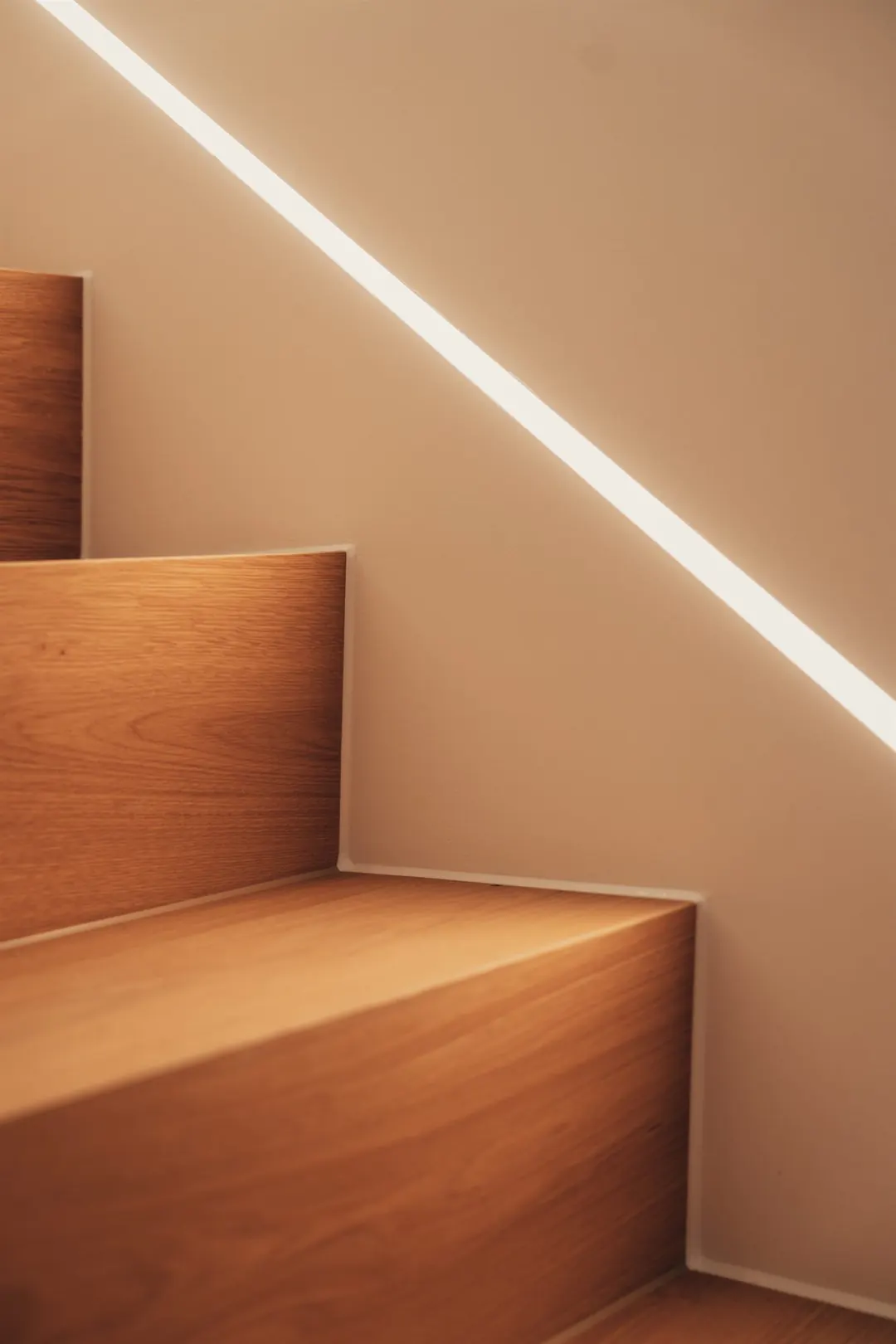 Treppendetail mit diagonalem LED-Lichtband