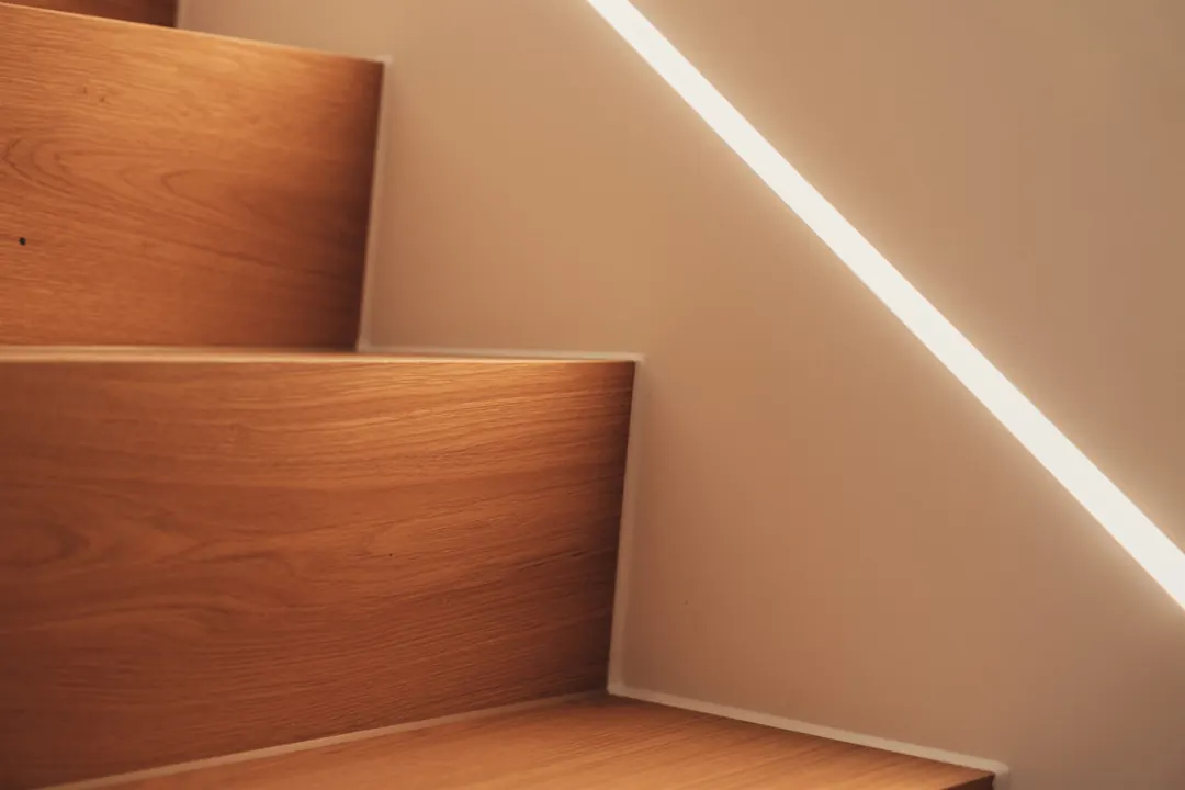 Detail: Eichenstufen mit LED-Lichtband