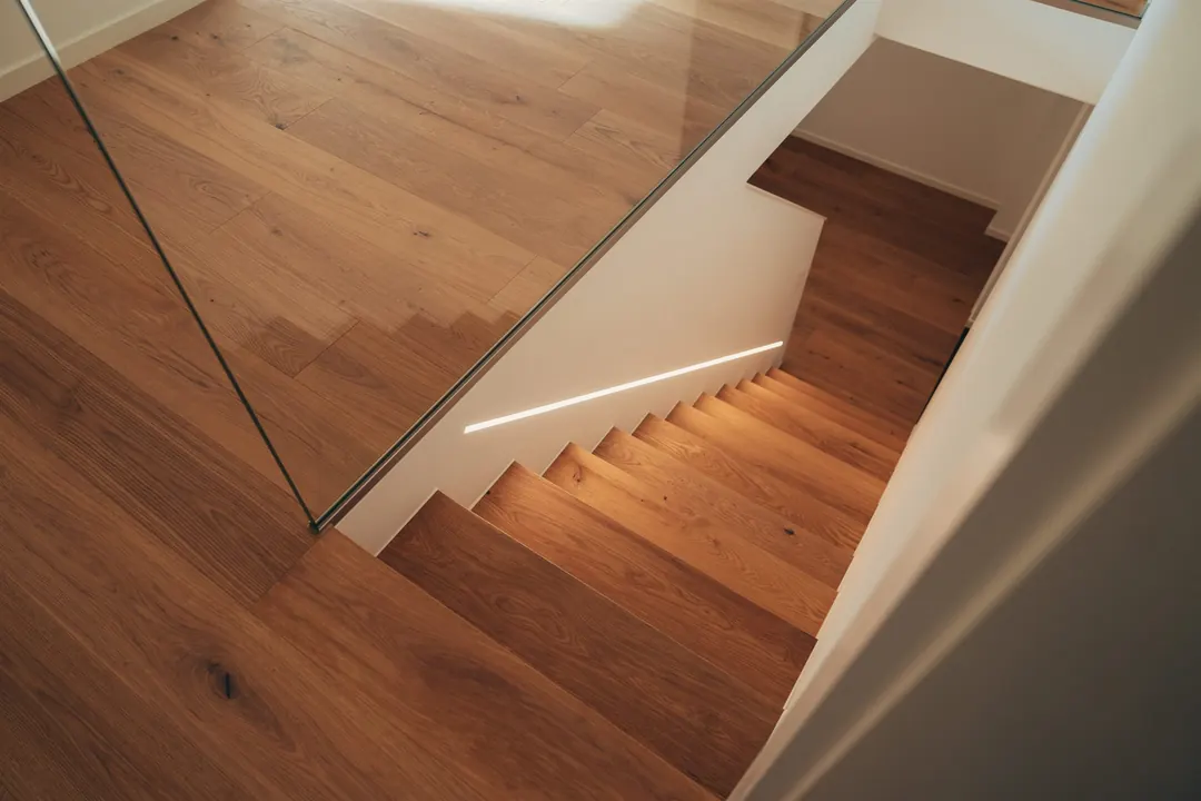 Neue Eichentreppe mit Glasgeländer von oben
