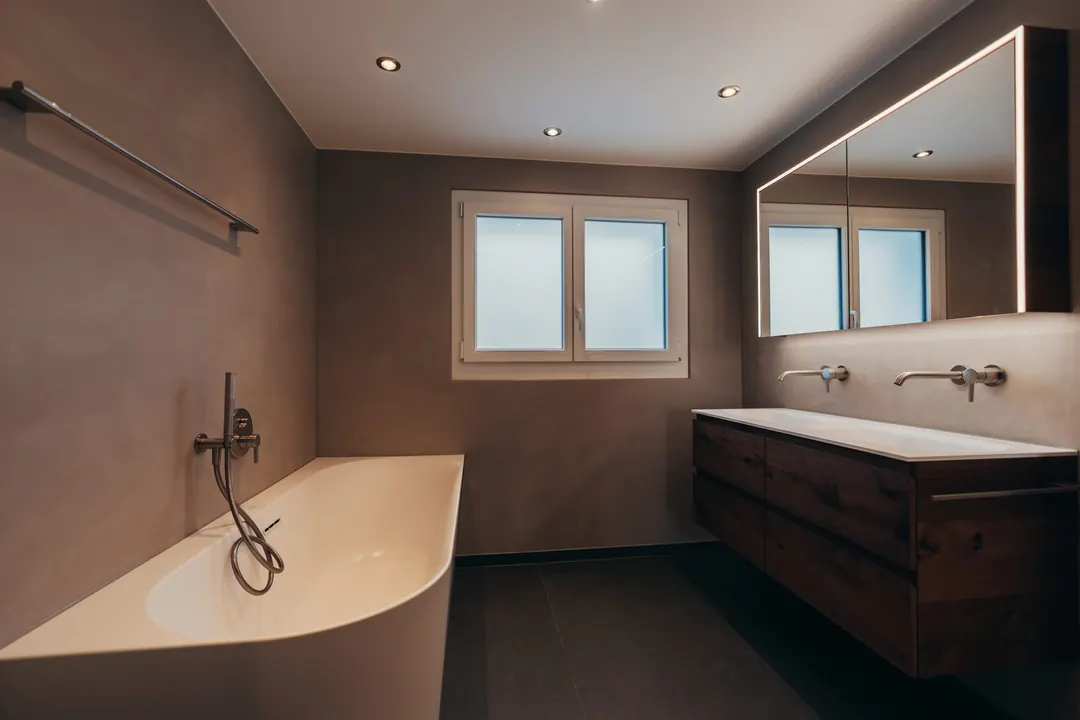 Badezimmer mit freistehender Badewanne und Doppelwaschtisch