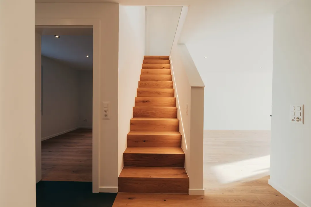 Eichentreppe mit LED-Lichtband im Treppenhaus