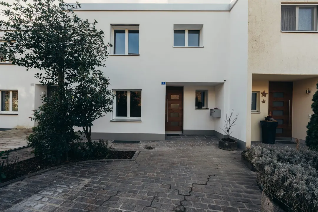 Gesamtansicht: links das renovierte Haus, rechts das unrenovierte Nachbarhaus