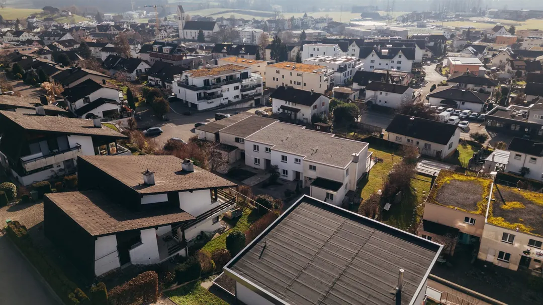 Luftaufnahme des Wohnquartiers in Eschenbach mit Dorfkirche