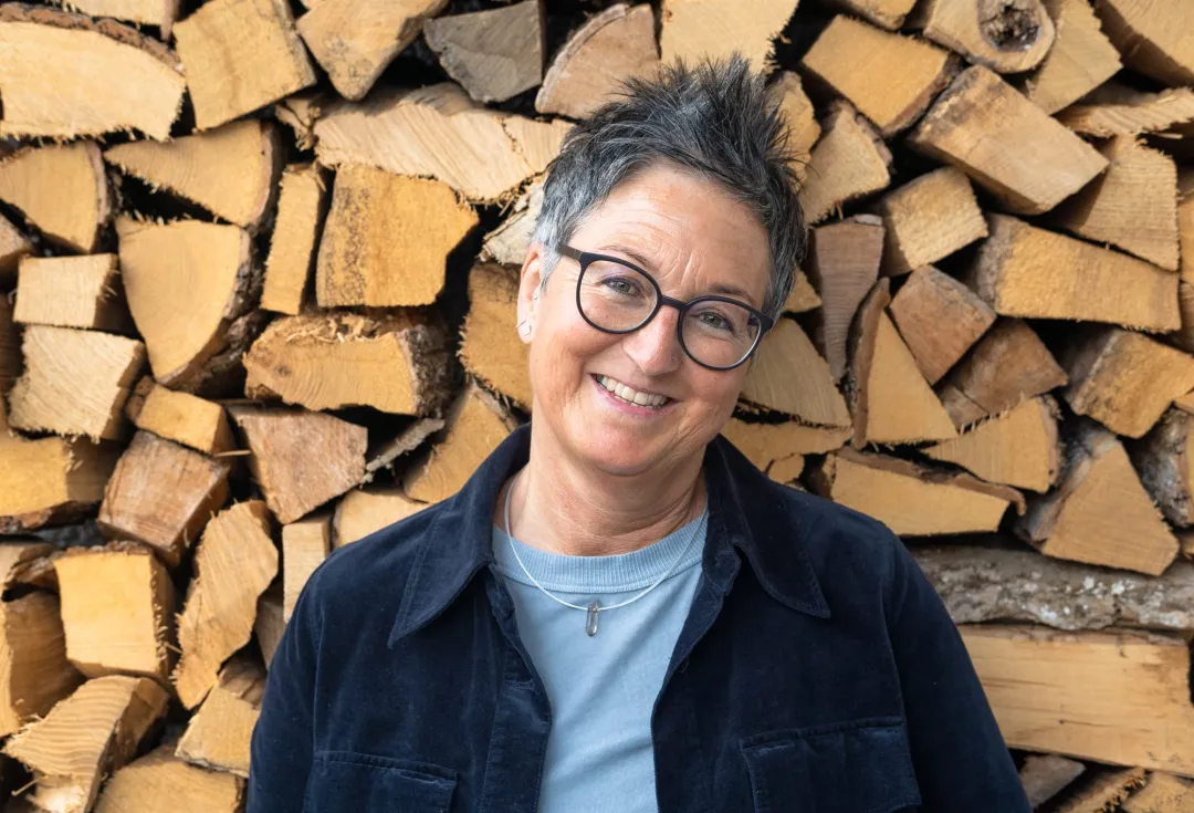 Susanne Issbrücker, Geschäftsführerin ISI-FIX, vor Brennholzwand